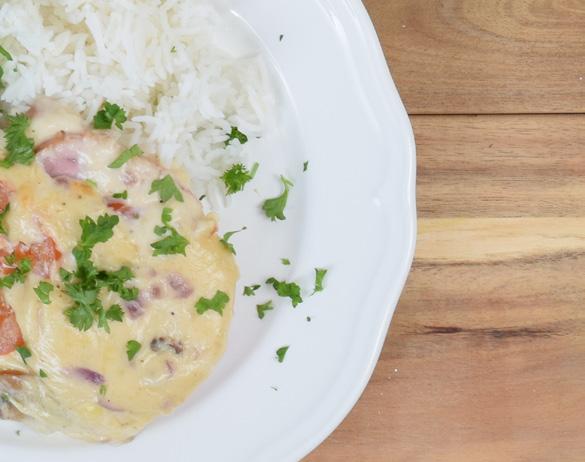 TORSDAG CURRYKASSLER MED SMAK AV VÄSTERBOTTEN SERVERAD MED RIS 40 MIN Sätt ugnen på 175 grader. 1. Skiva kasslern och lägg den i en ugnsfast form. 2. Skala och skiva gul lök. 5.