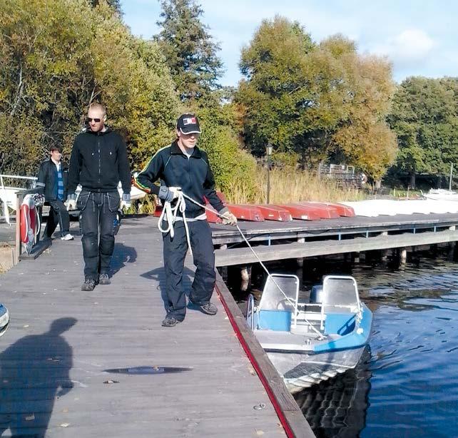 Hamnen förbereds inför sommarsäsongen med bland annat inoljning av utemöblerna,uthängning av slangar, avtäckning av USS:s motorbåtar.