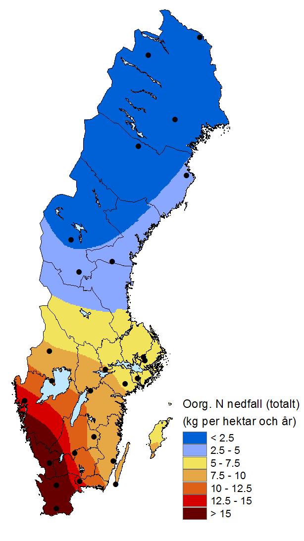 Det oorganiska kvävenedfallet med nederbörden på öppet fält 2014/15 visas för landet som helhet i Figur 12A. Gradienten från sydväst mot nordost framträder tydligt.