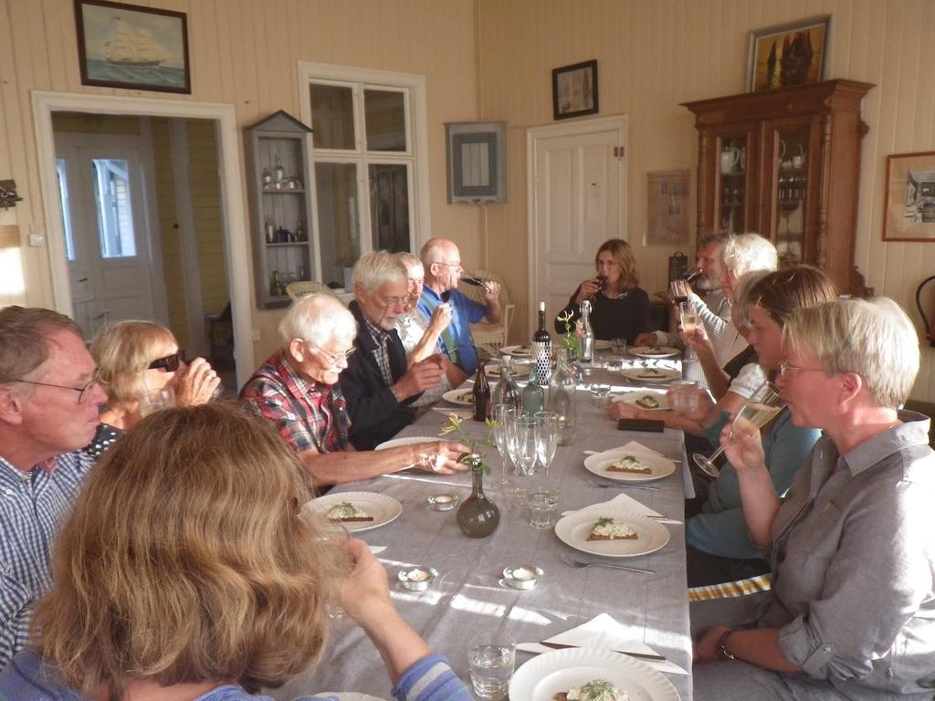 Väl tillbaka på pensionatet började förberedelserna för den gemensamma middagen.