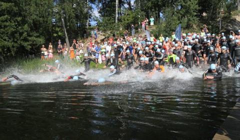 com Badsjöfestivalen 25 augusti På Bagarsjöns strand kl 12 18, ponnyridningen tjuvstartar kl 11.