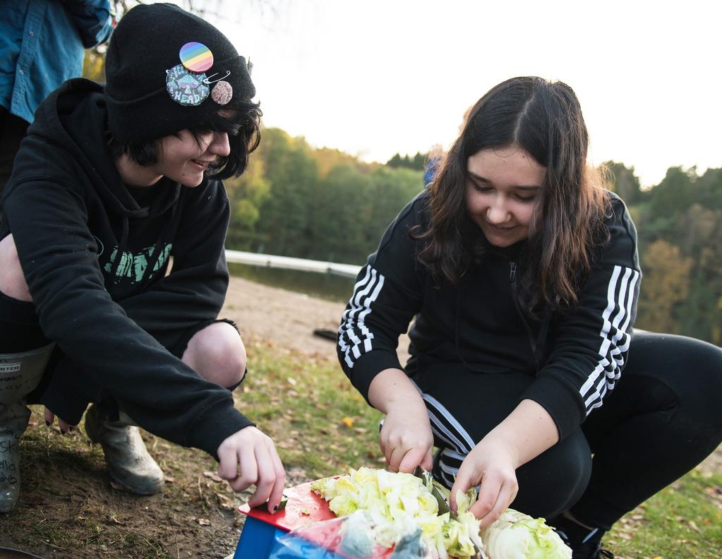 VÄNDA MATTAN Alla ställer sig på mattan. Det ska vara trångt på mattan men alla ska få plats och allas kroppsdelar ska vara inne på mattan.