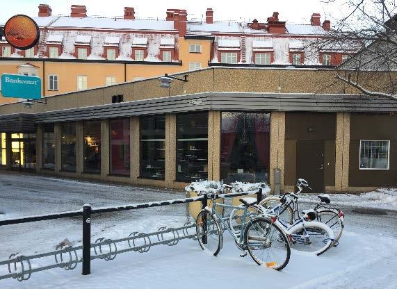 vilket resulterar i att cyklister väljer att parkera cyklarna nära entré