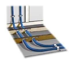 Dras rören i en yttervägg får isoleringen i väggen inte försämras och ångspärren får inte brytas. Rören ska dras på den varma sidan av väggen.
