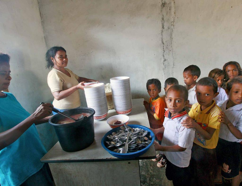 Foto: UN-Photo/Martine Perret SKOLMAT MOT HUNGER Många barn i världen går hungriga till skolan.