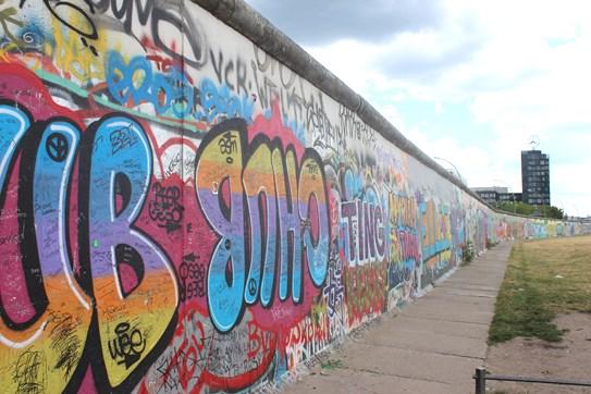 Berlins högsta byggnad är TV-tornet. Det är hela 365 meter högt. Berlinarna kallar tornet för tandpetaren. I söder ligger delstaten Bayern med den stora staden München.