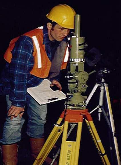 Figur 3: Observation med gyroteodolit 2.1.3 Laserskanner Laserskanner är ett instrument som kan samla in en stor mängd data på kort tid.