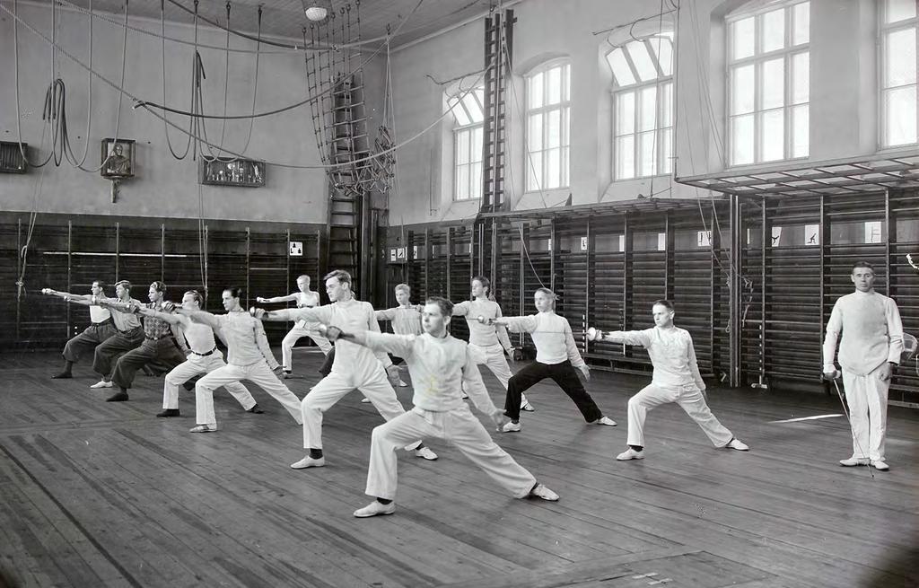 Gymnastiklektion 1940. Under 1800-talet var syftet med skol-gymnastiken främst kroppsutveckling, disciplinering och förberedelser för militärtjänst.