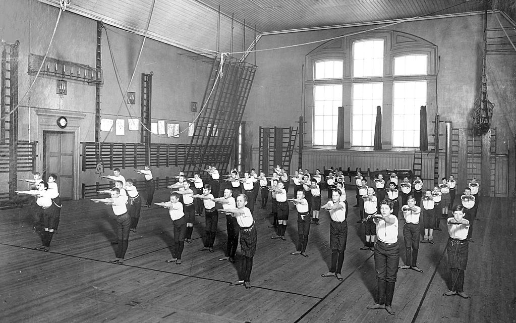 prestation. (I Norra Real upphörde undervisningen i fäktning 1925, men det förefaller ha varit skolans eget val.) Gymnastikhuset byggdes om 1939-40.
