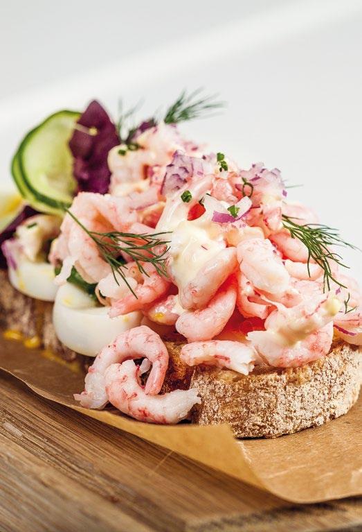 our favourites våra favoriter This is easy: just choose one of our favourite food & drink bundles Detta är enkelt: bara välj bland våra favoritkombinationer Movie Night Beef burger with cumin slaw,