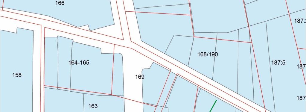 Figur 2. Karta efter Anders Andréns tomtrekonstruktion omkring år 1500 (röda linjer och tomtnumrering), Dagens kvartersindelning i blått och fastighetsgränser med grå linjer.