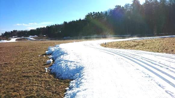 Början av mars - fortfarande ett tjockt snölager Sedvanlig höstträning, lyckat läger och sedan på snö hela vintern!