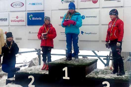 Ida Zeffer kom tvåa, trots bruten stav och Wilda Lundqvist trea i D 9-10 Ekebyhov Konstsnöspår Väl hemma igen fortsatte kampen för att få till skidåkning.
