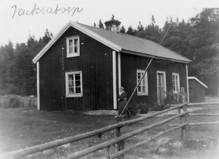 Vackratorp, Ho sso Norrega rd Av Ingolf Berg, Lidingö oktober 2018 Vackratorp bild från 1950-talet. Ellen Magnusson passerar vid husknuten. Huset uppfört 1840.