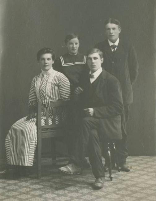 Syskonen Anna, Ellen, Alfred och Ernst Magnusson i Vackratorp (1910-talet) Torpare i Vackratorp 1840 Johannes Svensson (f 1800) o h h Elin Abrahamsdr.