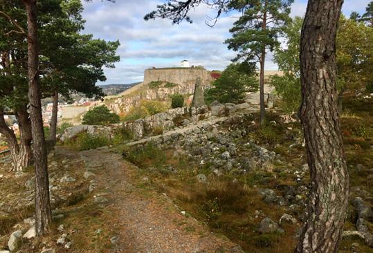 I Gränsland av Tradition & Innovation Om ledarskap och samverkan inom och mellan sociala system Fredriksten, Halden 7-10/11 2018 Stiftelsen AGSLO, arbetsgruppen för studier av ledarskap och