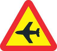 830 Ålands lagsamling 13 LF (2005:35) om vägmärken Märke ärmare föreskrifter Märket anger vägsträcka där flygplan vid start och landning flyger på låg höjd över vägen.