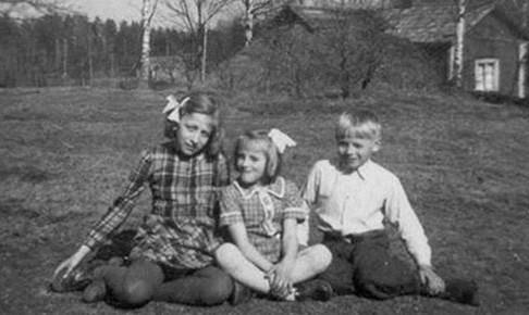 NÅGRA TANKAR De här båda oskyldiga bilderna på fyra barn: Birgit (en gäst), Britt och Alf, respektive Bernt och Alf, är troligen från 1946 och 1948.