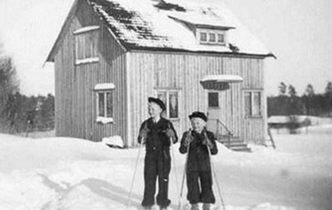Hos familjen Vörde i Rosendalen hette det Gamlahemmet. Men tro nu inte att vi kallade det Malmbergs, som det skrivs. Vi sa: malm med ett kluckande l och bärs som man säger om öl. /Malmbärs/.