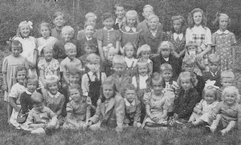 Kapellet. Cirka år 1947. Den här sammanställningen började med ett besök, hos oss i Vallsjöbol, av en Rosendalenbo.