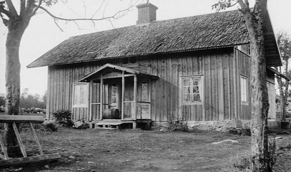 Att denne Erik Malmberg var en del av den familj som en gång i tiden befolkat Himmelskogsängen och gett stället namnet Malmbärs hade vi barn bara diffusa begrepp om.