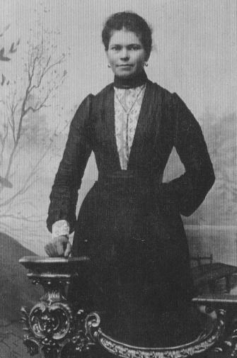 Johans föräldrar avled 1911 (han) och 1912 (hon) och hans egen familj flyttade till Hova socken i oktober 1913.