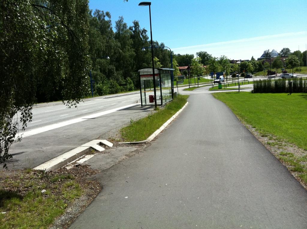 Busshållplatser Där gång- och cykelbanan passerar busshållplatser är det viktigt att en god utformning eftersträvas för att undvika konflikter mellan fotgängare och cyklister.