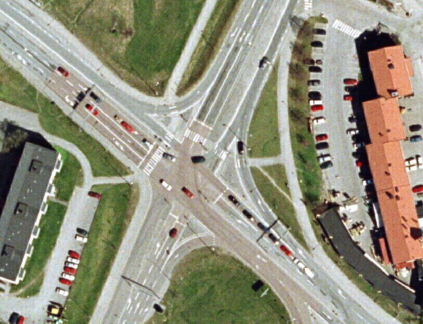 6 Korsningsutformning 6.1 Väg 262 Enebybergsvägen I samband med Norrortsledens färdigställande 2008 avlastades korsningen på trafik.
