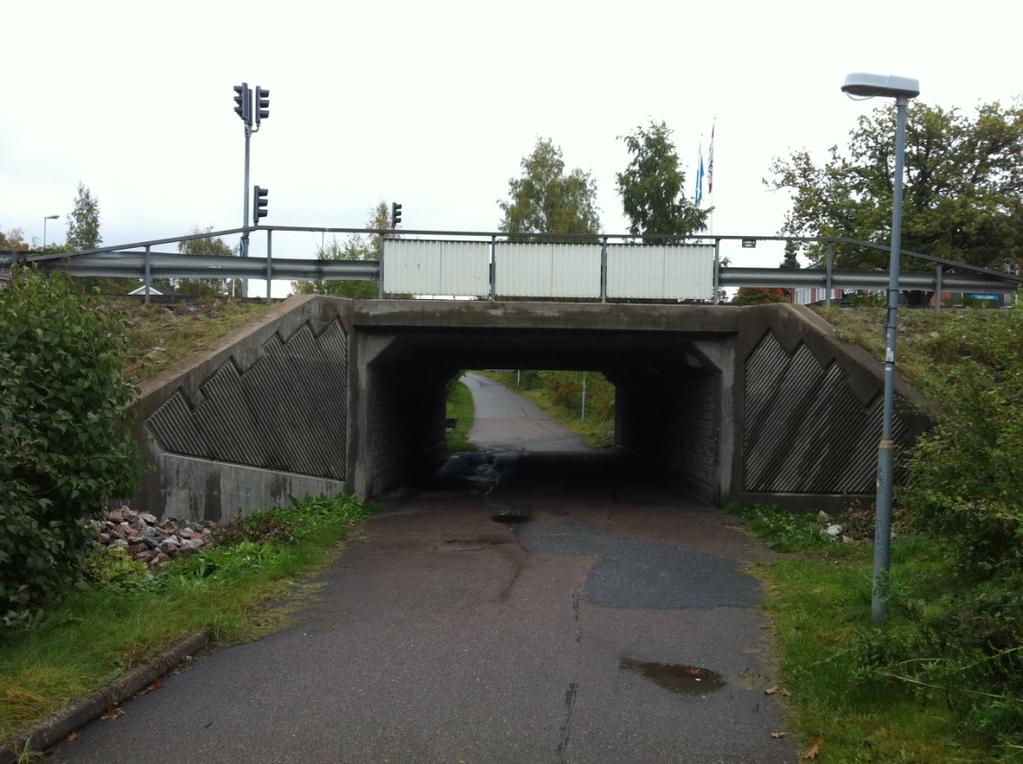 Bild 6: Befintlig GC-tunnel under väg 262 vid Lomvägen/Fasanvägen Plankorsning Lomvägen Med en korsning av Lomvägen i plan och ramp för att få åtkomst till befintlig GC-tunnel under väg 262 begränsas