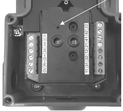 Solenoidstatus Aktiverad Avaktiverad LED 2 (röd) ON (PÅ) OFF (AV) Återställningsanvisningar RFID-manöverdon När ett felstillstånd kräver återställning, använd en av de två rutinerna: intern eller