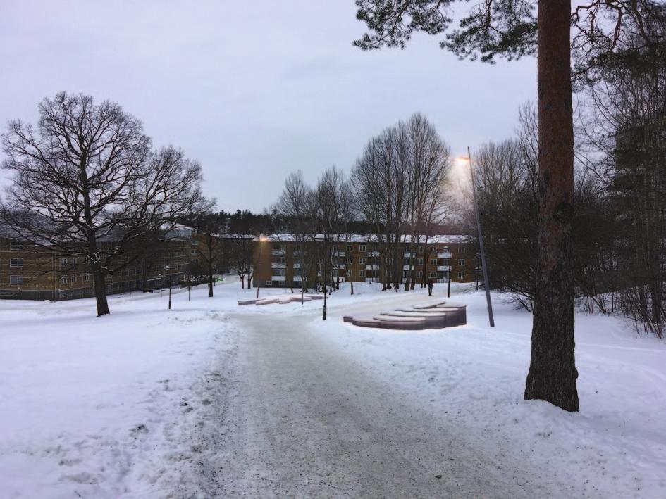 PELOUSEN Snötäckta framträder skulpturerna grafiskt tydligt som reliefer och ljusteckningar, de expanderar och tar plats likt land-art i parkmiljön.