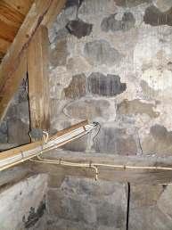 Sövde kyrka renovering av el och värme Dragning av el från tornets andra våning till kyrkvinden. Till höger syns eldragning till tornets andra våning.