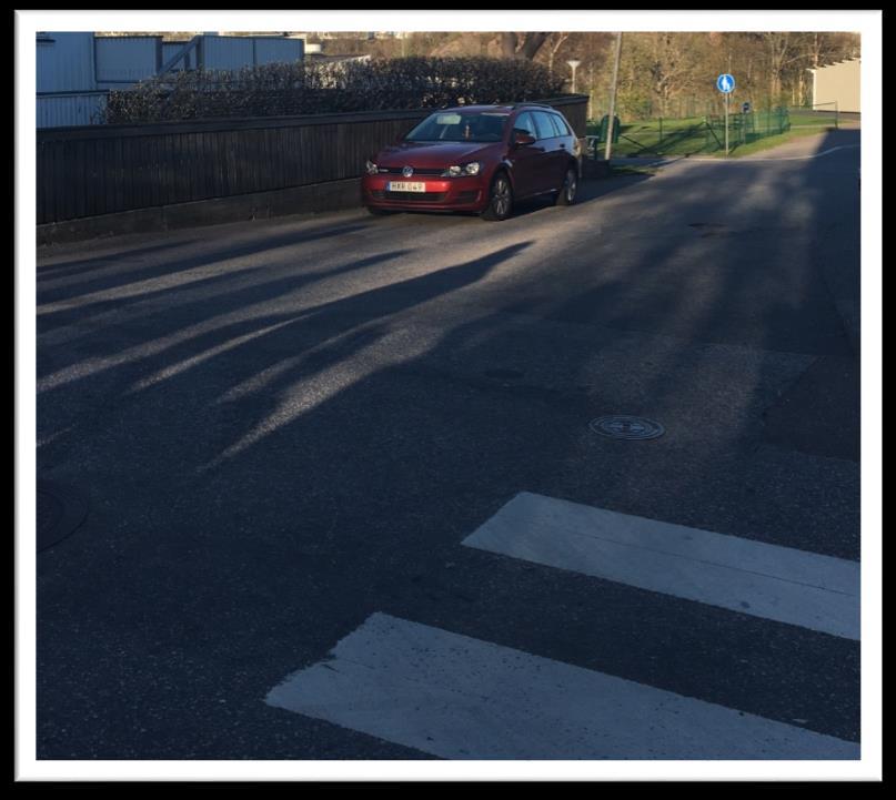 Skyltsättningen för övergångsstället sitter i ena änden av korsningen med markeringen i gatan är på motsatt sida.