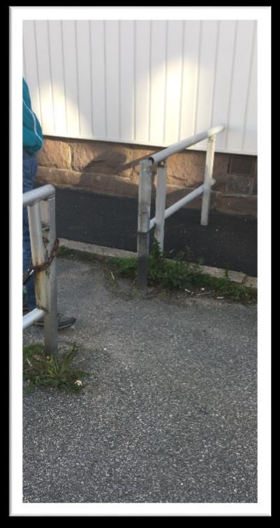 - Trafikfarlig plats då bom är borttagen och ökar risken för att cyklister och mopedister inte sänker