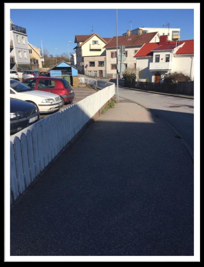 Sid 5/20 Nummer 2 Västra Kronbergsgatan Problem sommartid med att ogräs växer i så kraftig omfattning att trottoaren blir överväxt och tvingar fotgängare