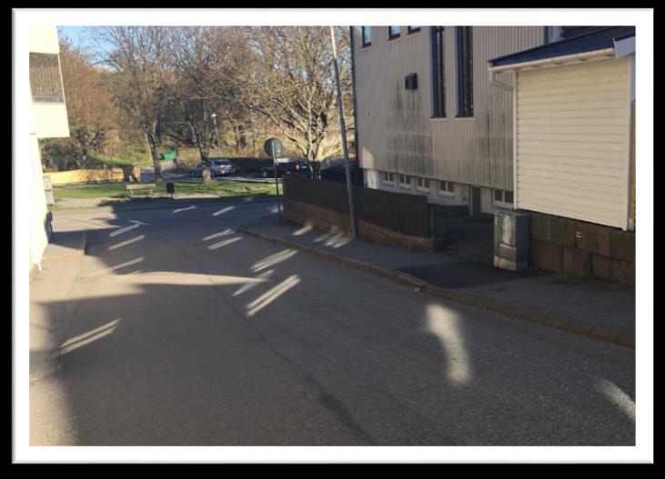 Nackdel är att parkeringsmöjligheterna sannolikt skulle försvinna. Men fördelarna utgörs av att det offentliga utrymmet motsvarar behovet i området.