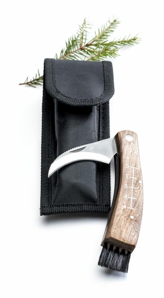 SVAMPKNIV MED FODRAL 5017685 149,00 SEK En praktisk svampkniv som har borste i ena änden och linjal på träskaftet, kniven levereras i ett fodral.