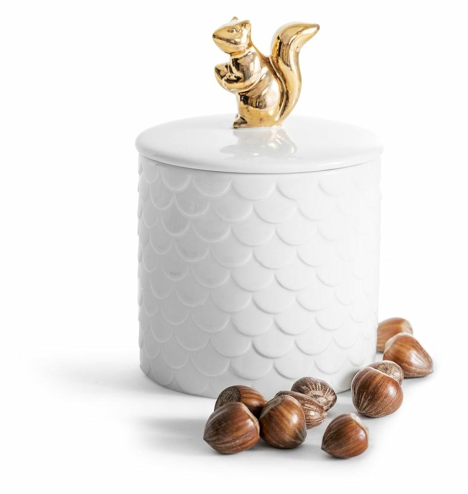 EKORRE BURK 5017703 299,00 SEK Fin burk i vit keramik med dekorativ guldfärgad ekorre.