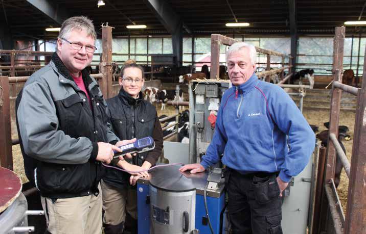 Jörgen Johansson, Ladugårdsman och Lisette Sparf, samt Bo Karlsson, servicetekniker på DeLaval i kalvstallet på Wapnö.