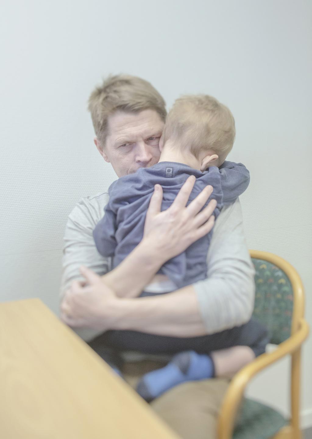 // Kvinnan: gråter du aldrig? Mannen: Jo. Kvinnan: det har jag aldrig sett. Mannen: På väg hem från jobbet.