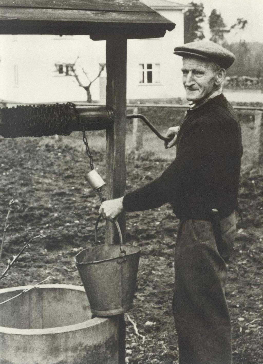 Timmermannen vid sin brunn strax före 75-årsdagen den 11 maj 1955.