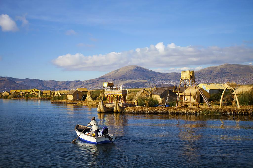 Dag 6: Lake Titicaca Vi får transfer till hamnen, där vår båt väntar på oss för att påbörja vår båt tur på Titicaca sjön. Vårt fösta stop blir vid de berömda flytande öarna som tillhör Uros folket.