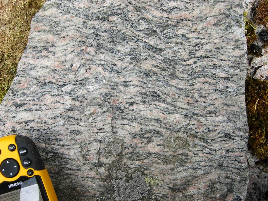 Urbergsområdet kan förenklat indelas i en äldre östra del, dominerad av mer eller mindre gnejsig granit till granodiorit, och en yngre västra del, dominerad av starkt gnejsiga och ådrade gnejser samt