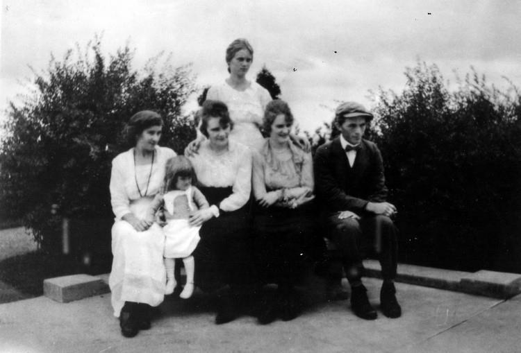 Sittande från vänster, Gerda och Ethel, till höger Gerdas make Algot.