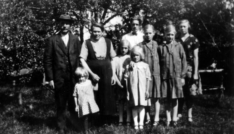 Familjen Gustaf o Augusta Andersson med barnen Anna, Karl, Lisa, Edit,