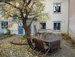 Välbevarad gårdsmiljö som innehåller både butiker och