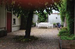 genvägar genom gårdsmiljöerna. Bild t.h.