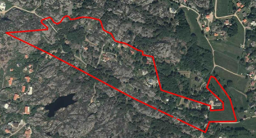 Figur 1-2. Flygfoto (Hitta.se, 2016) över planområdet som avgränsas med en röd polygon. 1.1 Allmänt om dagvatten Dagvatten definieras som ett tillfälligt förekommande vatten som avrinner markytan vid regn och snösmältning.