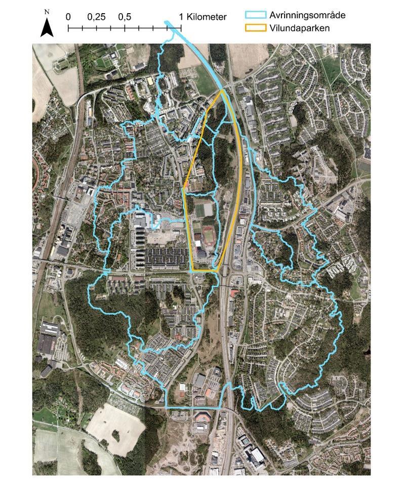 Figur 1. Blå områden markerar de avrinningsområden som rinner till, eller angränsar till, Vilundaparken. De motsvarar området som analyserats i modellen.