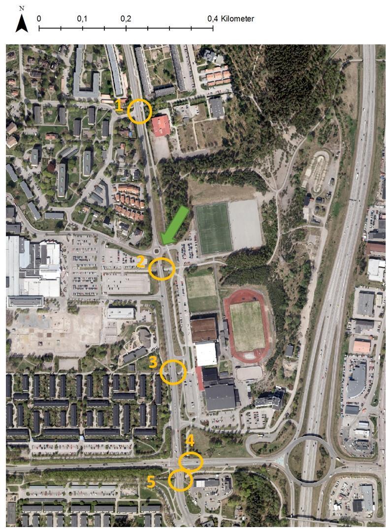 Figur 3. Ritning över Vilunda Park som visar de 5 gång- och cykeltunnlar som har stängts (gula cirklar).